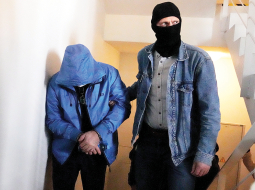 Slepkavības lietā aizdomās turētais uzņēmējs Mihails Uļmans 26. maijā tiek konvojēts uz tiesas sēdi par piemērojamo drošības līdzekli.
Foto — LETA