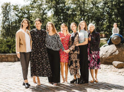 Sešas Zāgmaņu māsas un mamma Aija. Foto no privātā arhīva