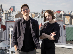 Aigars Mamis, Overpriced līdzdibinātājs un radošais direktors, un  Edīte Garjāne, studijas vadītāja. Foto – Ieva Salmane