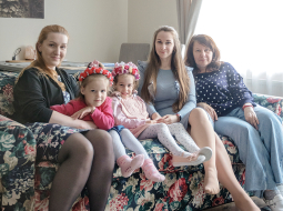 No kreisās: Diāna Sveženceva ar meitu Sofiju, Anita un mammu Alīnu Beleverju un vecmammu Svetlanu Lusenko jaunajā dzīvesvietā.
Foto — Reinis Hofmanis