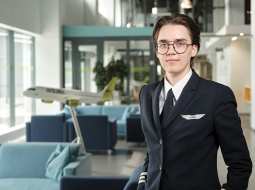 Pa «ofisa» logu katru dienu paveras patīkams skats, Sindija Legzdiņa rakstīja sociālajos tīklos pie paziņojuma, ka kļuvusi par otro piloti komercreisos.
Foto — Reinis Inkēns
