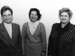 Vija Piese (no kreisās), Dzintra Hirša un Ieva Zuicena grāmatas Latviešu valodas prasmes līmenis prezentācijā Rīgas Latviešu biedrības namā. 1997. gada 20. oktobris. Foto — Māris Kaparkalējs, no Ievas Zuicenas privātā arhīva