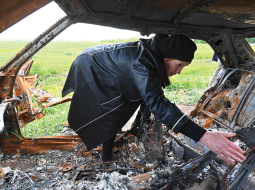 Olga Homenko (67) skatās uz sava 38 gadus vecā dēla mirstīgajām atliekām, pēc tam kad viņa automašīnai Malaroganas ciemā netālu no Harkivas trāpīja krievu tanka raidīts šāviņš.
Foto — Scanpix