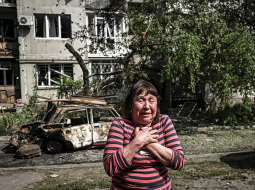 Kāda sieviete pēc Krievijas armijas apšaudes Slovjanskas pilsētā Ukrainas Donbasa reģionā 31. maijā.
Foto — Scanpix