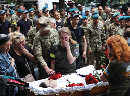 Tuvinieki un armijas biedri Odesā atvadās no pulkvežleitnanta Sergija Serugas, Ukrainas armijas 18. jūras kājnieku bataljona komandiera. Viņš krita kaujās pie valsts dienvidu pilsētas Mikolajivas.
Foto — Scanpix