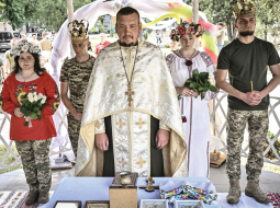 Donbasa reģiona pilsētā Druživkā netālu no frontes priesteris 12 .jūnijā salaulā Kristinu Ļutu un Volodimiru Mihalčuku (pāris pa kreisi), kā arī Kristīni un Vitāliju Orličus. Viņi visi ir kareivji. Foto – Scanpix