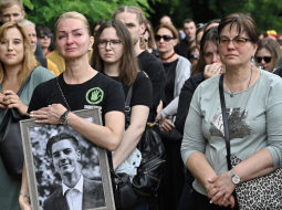 Kijivā notiek atvadīšanās no Romana Ratušnija (24), kurš bija viens no galvenajiem proeiropeiskās Maidana kustības un pretkorupcijas aktīvistiem. Sākoties karam, viņš pievienojās Ukrainas bruņotajiem spēkiem un jūnija sākumā krita kaujās pie Izjumas. Foto – Scanpix