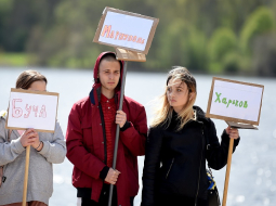 Aizkraukles novadā patvērumu guvušie kara bēgļi no Ukrainas piedalās pasākumā Ukrainas atbalstam. Foto - Zane Bitere, LETA