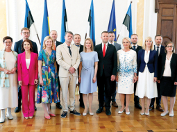 Igaunijas premjerministre Kaja Kallasa (centrā) ar 14 jaunās valdības ministriem.
Foto — Scanpix