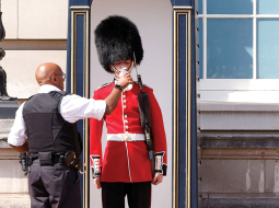 Bekingemas pils apsardzes darbinieks pasniedz ūdeni britu karaļnama goda sardzes karavīram.
Foto — Scanpix
