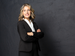 Finansiste Aija Hermane-Sabule: «Ja bailes ir bijušas iemesls, kāpēc neinvestēji līdz šim, manuprāt, vienīgais, ko darīt, ir vienkārši sākt trenēties, apgūt investīciju pamatlikumus un tehniskos principus, kā tas notiek. Attīstīt «riska muskuli» kaut vai ar pavisam nelielām summām.»
Foto — Ronalds Šulcs