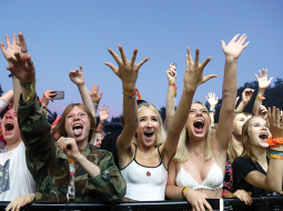 Pēdējais Positivus festivāls Salacgrīvā notika 2019. gadā. Šonedēļ tas gaida apmeklētājus Lucavsalā Rīgā — citāds solās būt gan festivāls, gan tā auditorija.
Foto — LETA