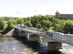 Tilts, kas Igaunijas ziemeļaustrumu pilsētu Narvu savieno ar Krievijas pilsētu Ivangorodu.
Foto — The New York Times