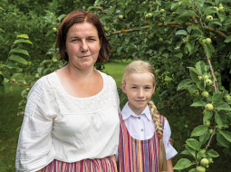 «Mēs rēķinām, ka vecākajām ābelēm ir ap gadiem 80,» stāsta Lauma Puriņa.
Foto — Ieva Salmane