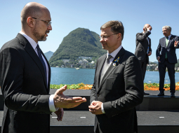 Ukrainas premjerministrs Deniss Šmihaļs un EK viceprezidents Valdis Dombrovskis pēc valstu pārstāvju kopējas fotografēšanās, noslēdzoties divas dienas ilgušajai konferencei Lugāno.
Foto — Scanpix