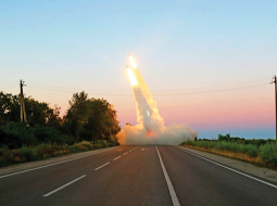 Ukraiņu spēki Zaporižjas apgabalā 4. jūlijā izmanto amerikāņu piegādāto mobilo raķešu sistēmu HIMARS, kura precīzi var trāpīt mērķim 70 km attālumā.
Foto — Scanpix
