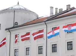 Latvijas un Horvātijas valsts karogi pie Rīgas pils. Foto - Evija Trifanova, LETA