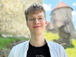 Ernests festivālā Lampa bija viens no runātājiem diskusijā Kā mūsdienu jaunietis izjūt piederību savai valstij? Ernesta bērnības atmiņas saistās ar ģimenes mājām Carnikavā un pavadīto laiku Melānijas Vanagas muzejā. «Melānija ir mana vecvecmāmiņa, laikam es būtu naivs, ja domātu, ka mans patriotisms nav mantots no viņas,» atklāj Ernests.
Foto — Beāte Zonnenberga-Zamberga