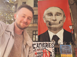 Volodimirs Birjukovs pie Putina viepļa iepretim Krievijas vēstniecībai Rīgā.
Foto no privātā arhīva