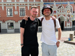 Volodimirs Birjukovs Rīgā ar draugu mūziķi Ralfu Eilandu.
Foto no privātā arhīva