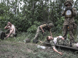 Ievainots ukraiņu karavīrs pēc atkāpšanās no Lisičanskas pilsētas.
Foto — Scanpix