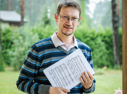 Edgaram Lindem tā šķita brīnišķīga iespēja — sakārtot notis dejotāju Dziesmusvētku repertuāram.
Foto — Ieva Salmane