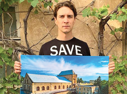 Mikola Šapovals ar tūrisma suvenīru — šobrīd okupācijas zonā nonākušas pils attēlu. Pārdodot šādas lietas, vīrietis ar kolēģiem vāc ziedojumus armijai.
Foto no privātā arhīva
