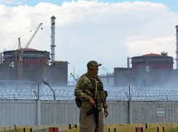 Krievu karavīrs patrulē pie okupētās Zaporižjas atomelektrostacijas.
Foto — Scanpix
