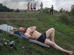Tikai dažus kilometrus no frontes ukraiņu karavīri atpūšas pēc četru mēnešu militārās rotācijas Donbasā.
Foto — Scanpix