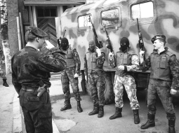 4. Daugavpils robežsargu bataljona ātrās reaģēšanas grupa 1995. gada aprīlī. Fotogrāfs — Gaitis Grūtups. Latvijas Kara muzeja krājums