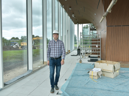 Armīns Kleinbergs topošajā Gāliņciema bibliotēkā Ventspilī.
Foto — Aivars Ķesteris
