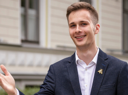 «To var saukt par intelektuālu sporta veidu,» par debatēm saka politikas zinātnes students Kristofers Kārlis Krūmiņš.
Foto — Ieva Salmane