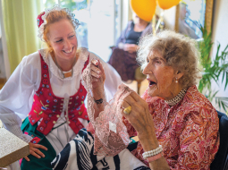 Zviedru Dzīvot no sirds aplūko novecošanas un dažādu paaudžu saskarsmes tēmu. Tā seko pansionāta iemītniekiem Stokholmas pievārtē.
Publicitātes foto