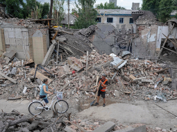 Par vienu no Ukrainas kara simboliem ir kļuvuši pensionāri, kuri ar velosipēdiem nenogurstoši pārvietojas pa kaujās smagi cietušajām apdzīvotajām vietām, par spīti postījumiem un riskam. Attēlā: pie sagrautas mājas Toreckas pilsētā valsts austrumos.
Foto — Scanpix