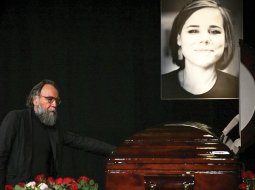 Maskavas nomalē sestdien automašīnas sprādzienā gājusi bojā Kremļa ideologa Aleksandra Dugina meita Darja Dugina. Federālais drošības dienests zibenīgi noskaidroja vainīgo — to esot paveikusi kāda Ukrainas pilsone, bet uzbrukumu organizējis Ukrainas specdienests. Kijiva noliegusi saistību ar spridzināšanu. Savukārt bijušais Krievijas Valsts domes deputāts Iļja Ponomarjovs, kurš vienīgais balsoja pret Krimas aneksiju, paziņojis, ka atbildību par Duginas slepkavību uzņēmusies kāda Nacionālā republikas armija. Attēlā: Aleksandrs Dugins atvadīšanās laikā Ostankinas TV centrā.
Foto — Scanpix
