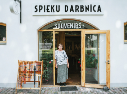 «Ja man apnīk viens process, pieķeros kam citam,» meistare Antra Plavgo skaidro, ka tieši daudzie spieķa izgatavošanas posmi spēj noturēt viņas interesi vairāk nekā 30 gadus.
Foto — Lauris Aizupietis