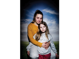 No Varšavas fotogrāfa Aleksandra Majdanska sērijas ar ukraiņu bēgļiem. Tetjana (35) ar meitu Alisu (7) no Ukrainas ziemeļrietumu pilsētas Luckas