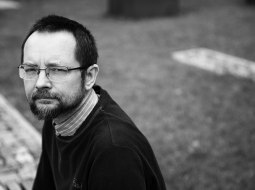 «Būt atdzejotājam ir milzīga atbildība,» atzīst Māris Salējs.
Foto — Matīss Markovskis