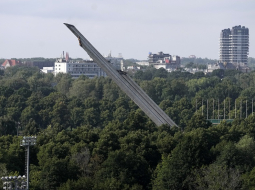 Uzvaras parka padomju pieminekļa pēdējā elementa - obeliska - demontāža. Foto - Edijs Pālens, LETA