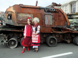 Ukrainietes pie iznīcinātās Krievijas kara tehnikas «parādes» vienā no Kijivas galvenajām ielām par godu Ukrainas Neatkarības dienai, kas tika atzīmēta 24. augustā.
Foto — Scanpix