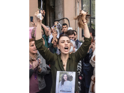 Irānā protestos drošības spēki nošāvuši vairākus desmitus cilvēku. Nemieri
notikuši vismaz 80 pilsētās un apdzīvotās vietās. Protestus izraisīja 22 gadus vecās Mahsas Amini nāve apcietinājumā. Reliģiskā policija aizturēja Amini «neislāmiska» apģērba dēļ un nogādāja iecirknī. Radinieki vaino policiju viņas nonāvēšanā. Attēlā: kāda Stambulā dzīvojoša irāniete nogriezusi matus protesta akcijā pie Irānas konsulāta.
Foto — Scanpix