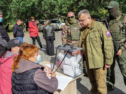 Krievu okupantu ieceltais Mariupoles mērs Konstantīns Ivaščenko balso referendumā par pievienošanos Krievijai.
Foto — Scanpix