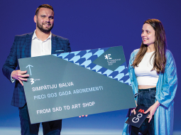 Dita Miska, Instagram konta Viss apnicis autore, saņemot gada balvas E-komercijas zvaigzne simpātiju balvu. «Nav ne veselīgi, ne vajadzīgi uztvert sevi ļoti nopietni. Kosmosa mērogā mēs visi esam tikai puteklīši,» smejas Dita.
Foto no privātā arhīva