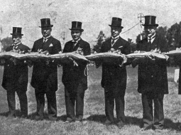 Latvijas Kuģu īpašnieku savienības locekļi dāvā sudraba signāltaures Latvijas armijas Daugavgrīvas artilērijas pulkam 1930. gadā. Otrais no kreisās Andrejs Kalniņš