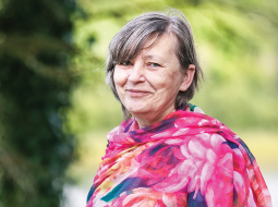PLATS valdes priekšsēdētāja Sandra Bondarevska pēc izglītības ir dramaturģe un darbojas Īrijas latviešu teātrī Sliedes. Viņa iemēģinājusi roku arī režijā, bet saietā Plats solis kā aktrise piedalīsies izrādē Džungļu joki.
Foto no privātā arhīva