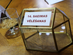 14.Saeimas vēlēšanu kandidātu sarakstu numuru izlozē. Foto - Evija Trifanova, LETA