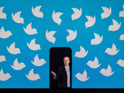 Pie datora ekrāna ar Twitter simbolu piesliets tālrunis ar Īlona Maska foto.
Foto — Scanpix