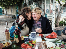 64 gadus vecā Olga Valkova (pa labi) apskauj savu brāļa sievu Lidiju Kandaurovu (58), kura atgriezusies savā dzimtajā Trojickes ciemā Harkivas apgabalā pēc vairāk nekā sešu mēnešu prombūtnes, kamēr šo teritoriju bija okupējis Krievijas karaspēks.
Foto — Scanpix