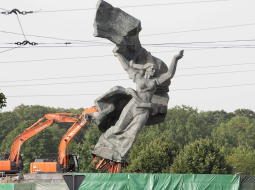 Piemineklim Uzvaras parkā demontē sievietes tēlu. Foto - Sintija Zandersone, LETA