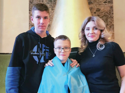 Nataļa Ļutikova ar savas māsas dēliem, kurus Hersonas okupācijas varas iestādes piespiedu kārtā bija evakuējušas uz Krieviju.
Foto no personīgā arhīva